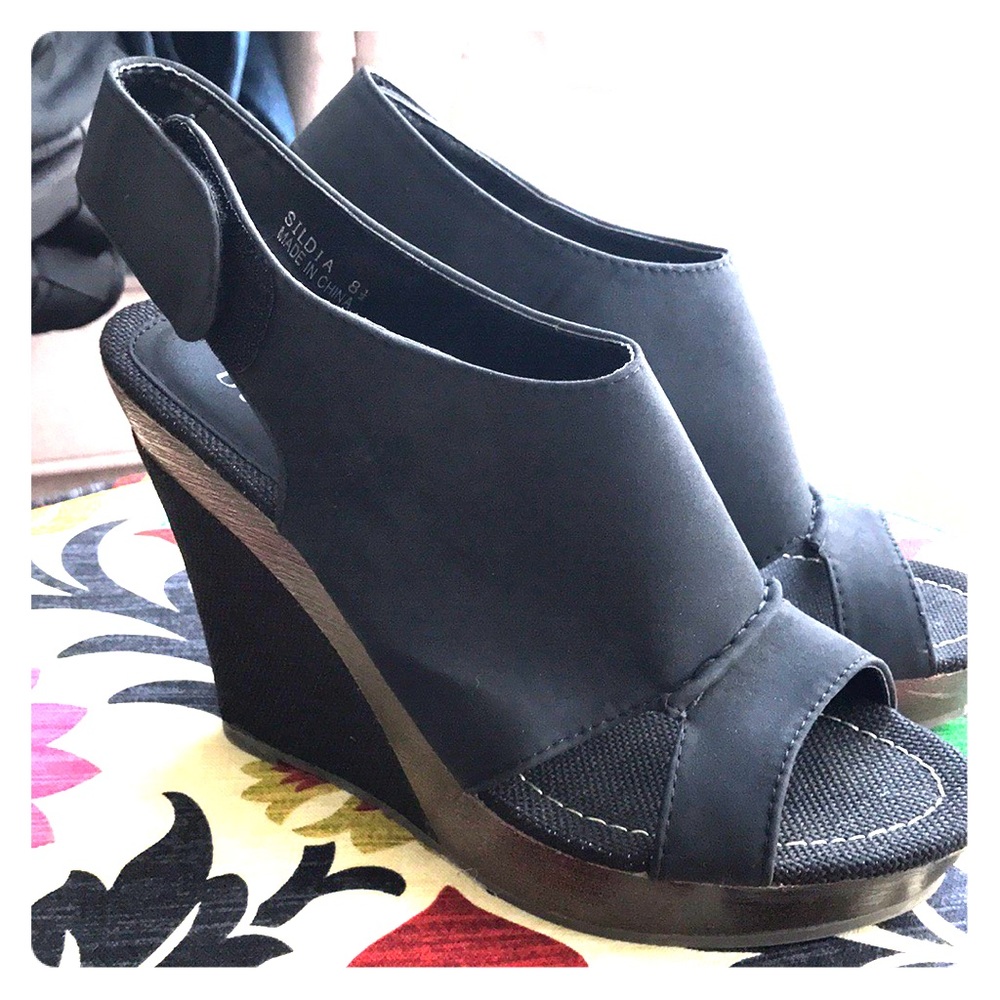 Black, strappy wedges